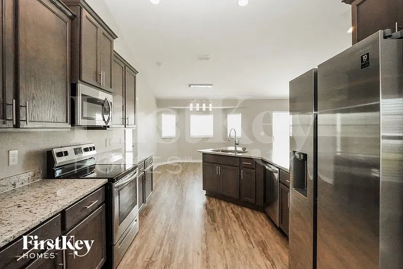 3 bed, 2.0 bath, 1830 sqft, $2,055 — Photo 3