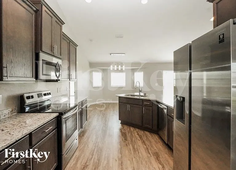 444 Lanham Dr — Photo 3