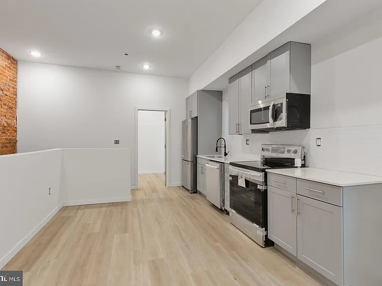 223 S 45th St #1R — Photo 6