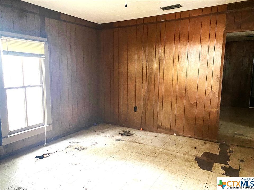 923 N College St, Gonzales, TX 78629 Zillow