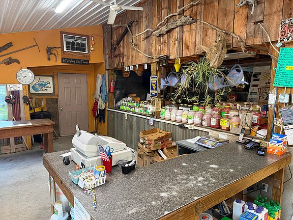 3rd image of 1665 Richwood Rd
