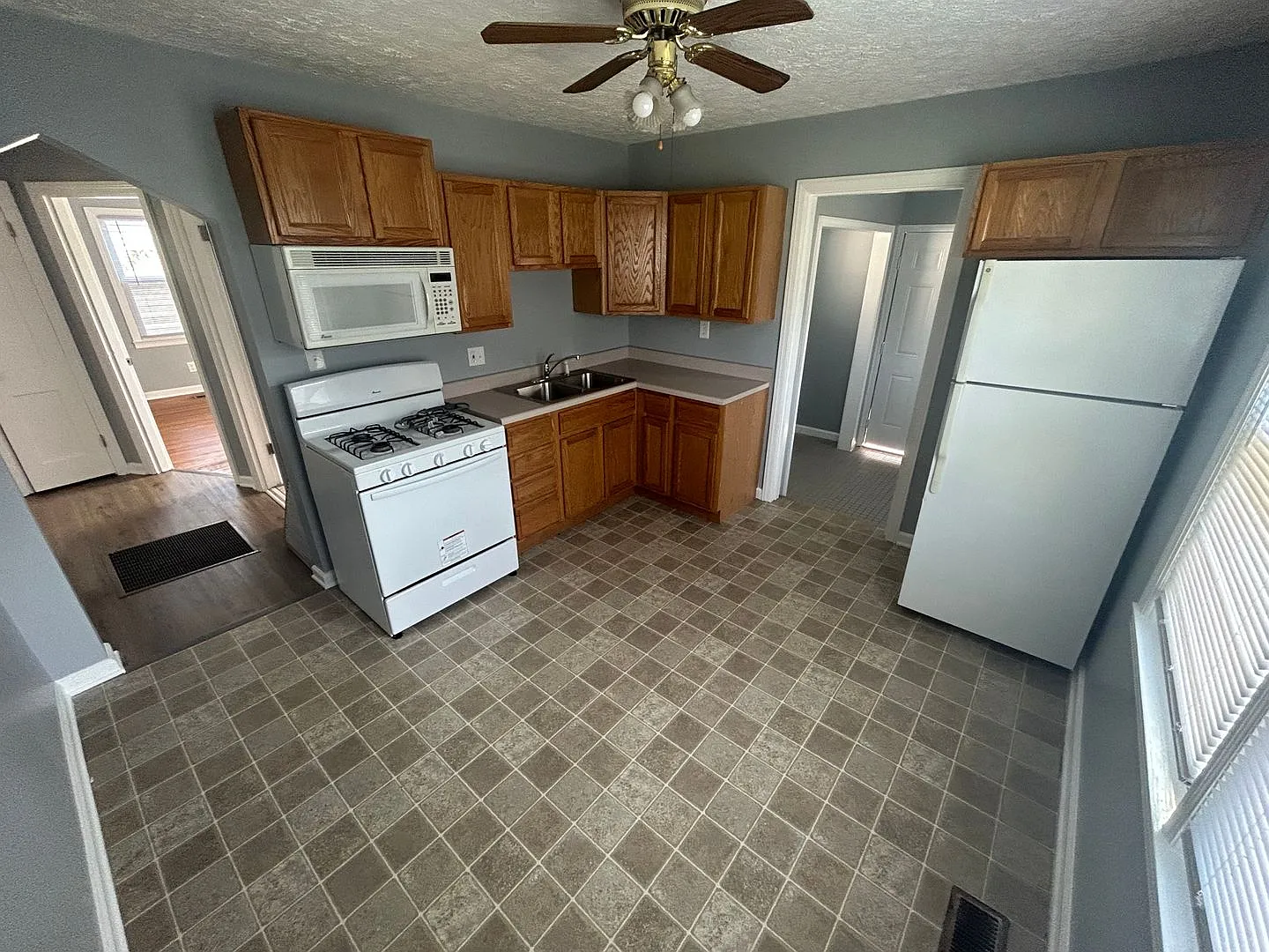 Charming 2 BR / 1 BA Home with Hardwood Floors, Eat-In Kitchen & Huge Yard! — Photo 3