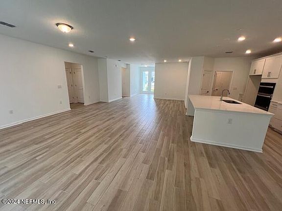 5th image of 401 ARCHSTONE Way #35