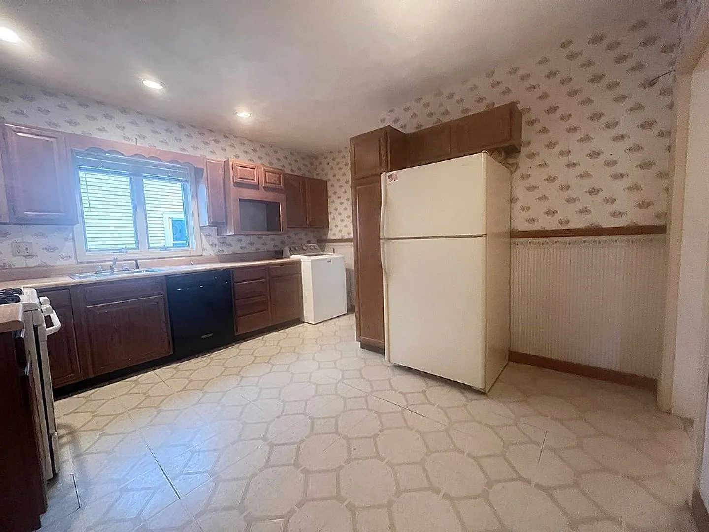 3 Off-Street Parking & In-Unit Laundry 3-bed — Photo 2