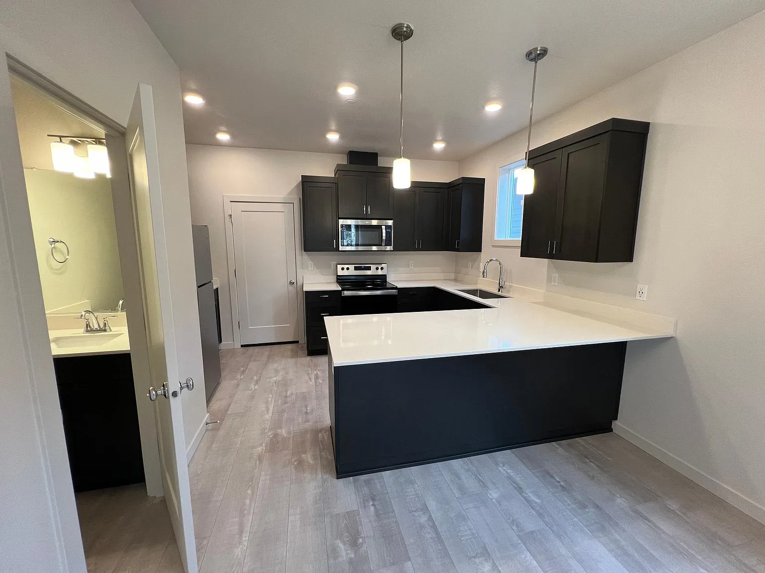 3 bed, 2.5 bath, 1288 sqft, $2,100 — Photo 4
