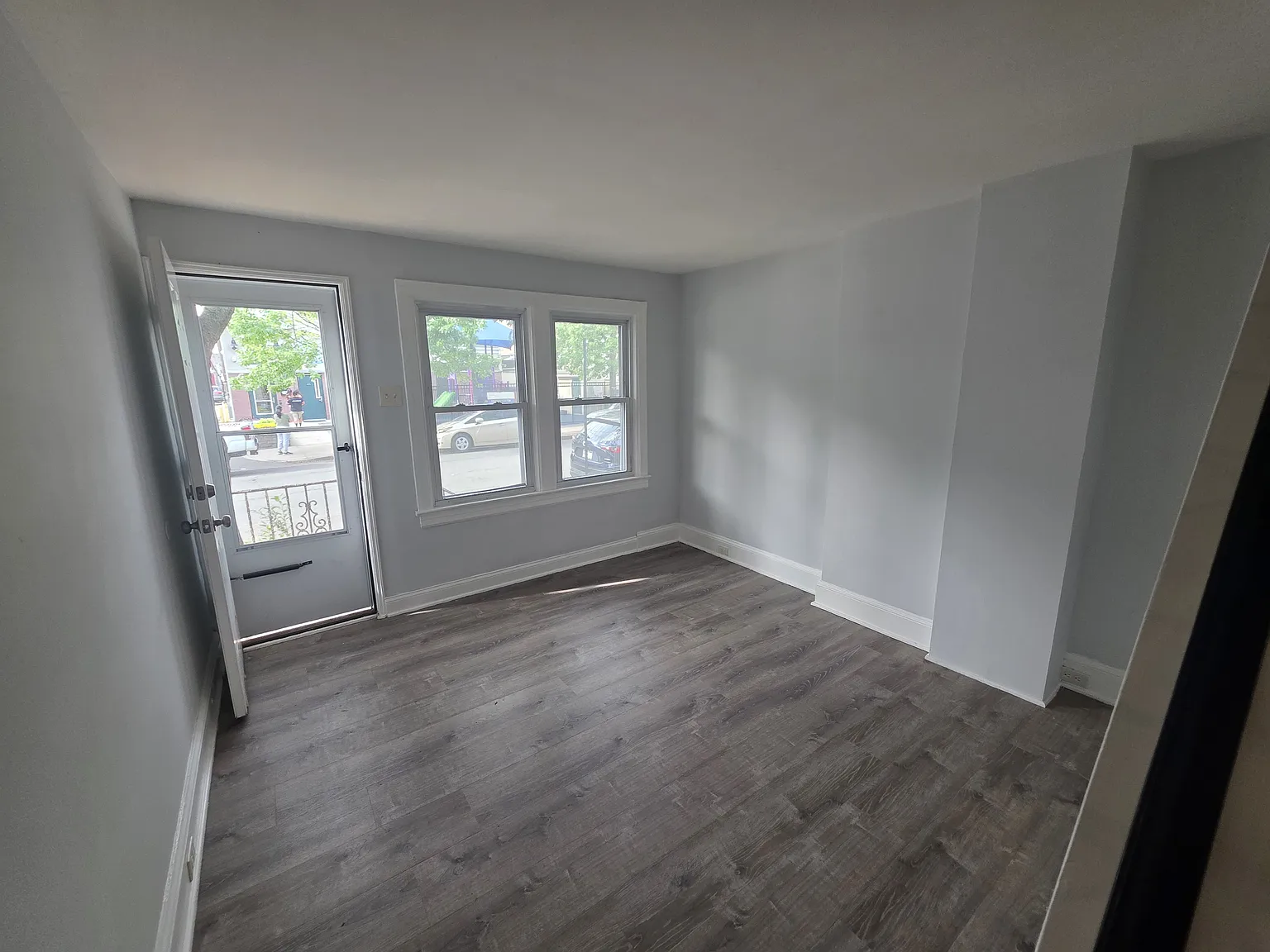 3 bed, 960 sqft, $1,900 — Photo 1