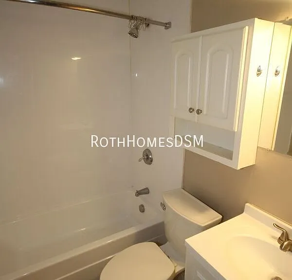 939 Kenyon Ave — Photo 10