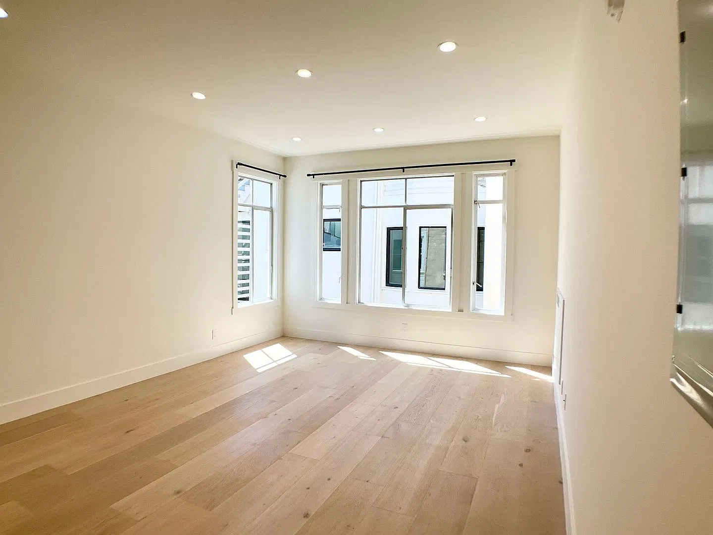 Remodeled 1/1. In-Unit W/D! Dishwasher! Roof Deck! Great Light! — Photo 2