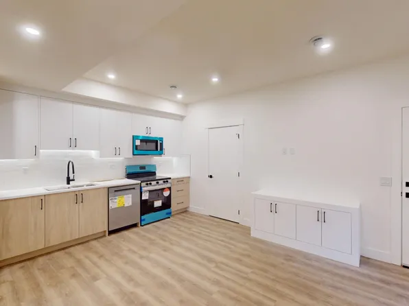 2202R 35th St SW, Calgary, AB T3E 2X6