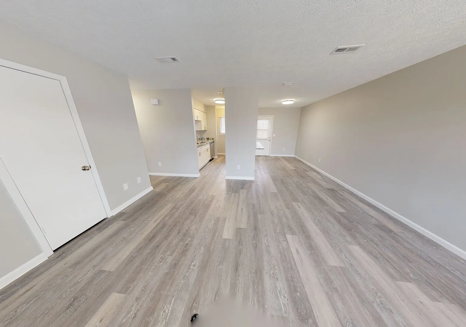 Large 2 Bedroom/1 Bath Apartment Available — Photo 1