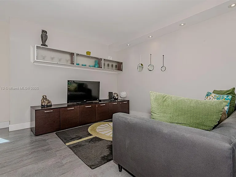 2301 Collins Ave #723 — Photo 6