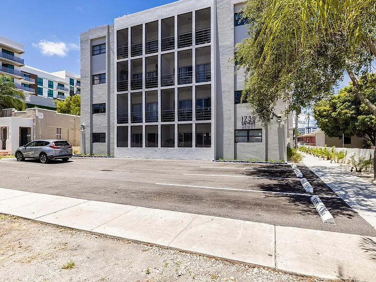 1735 Dewey St #909 — Photo 20