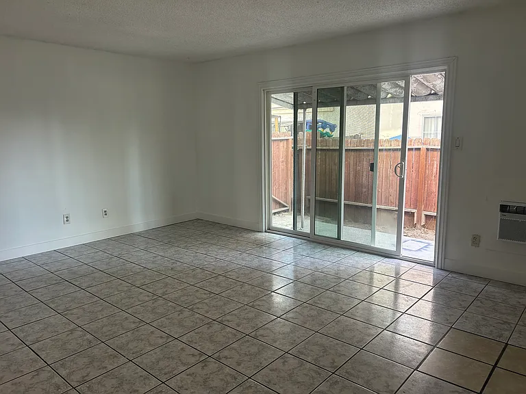 1820 W Glenoaks Ave #A — Photo 2