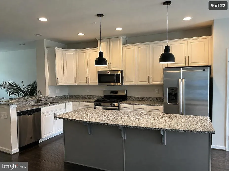 4 bed, 3.5 bath, 2080 sqft, $2,796 — Photo 2