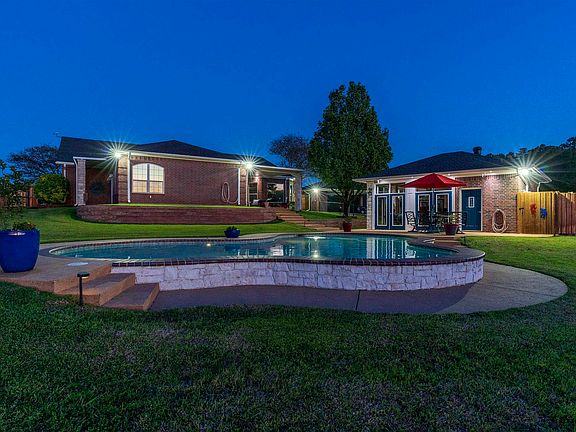4th image of 170 Lookout Ct