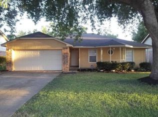 800 Molina Dr, Angleton, TX 77515