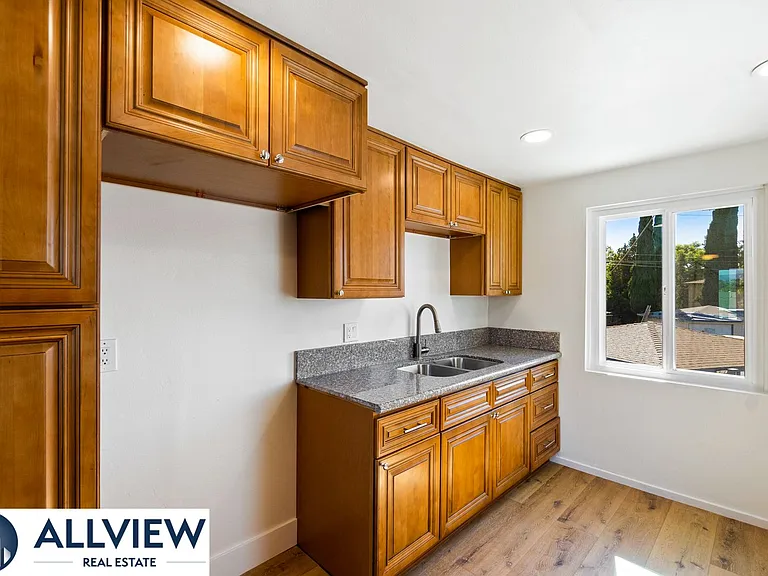452 South Shaffer Street — Photo 8