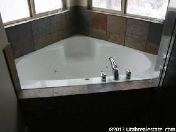 Jetted tub