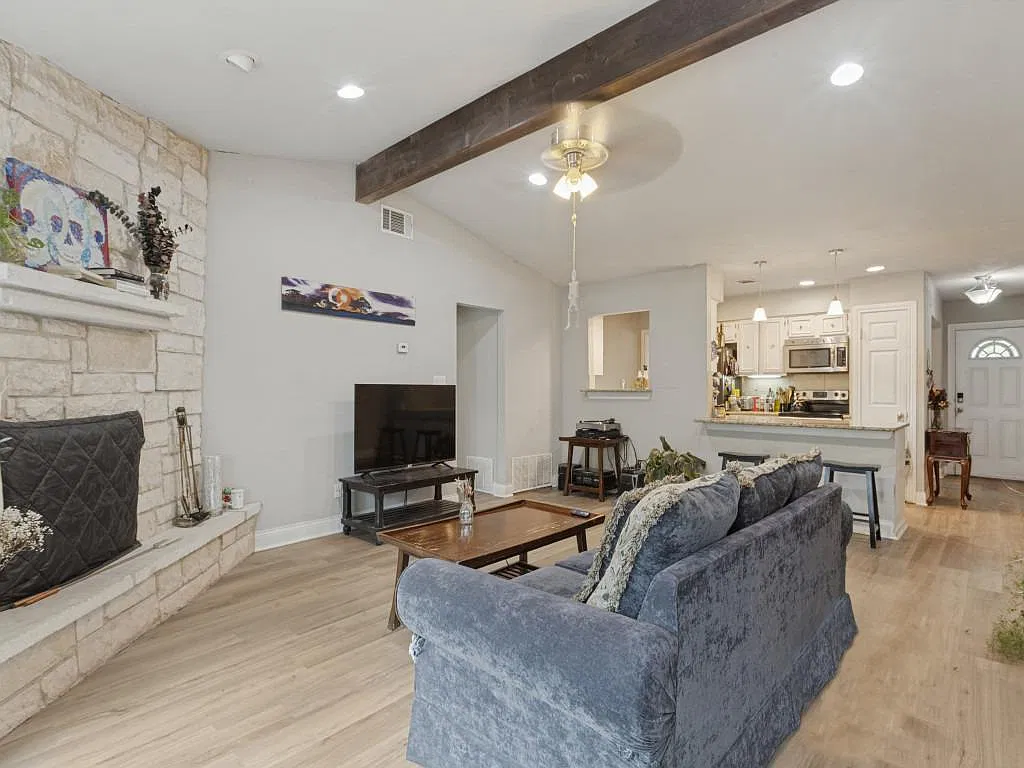 3 bed, 2.0 bath, 1760 sqft, $2,100 — Photo 2