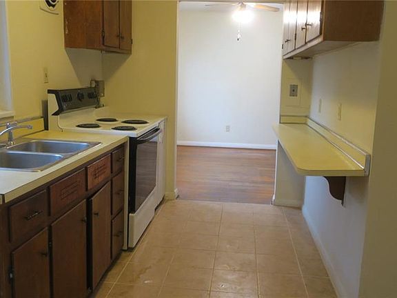 3rd image of 139 Maxwell Ln