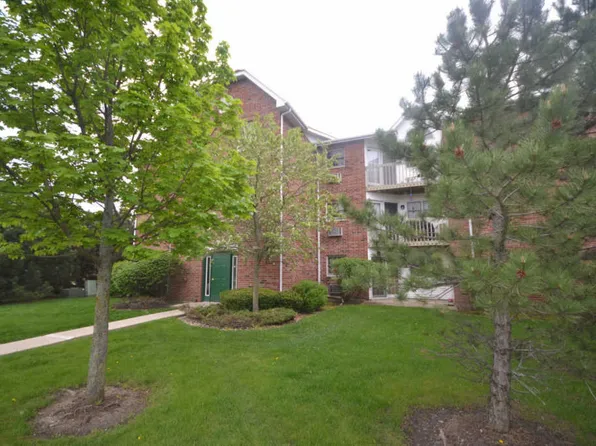 360 Leah Ln APT 2D, Woodstock, IL 60098