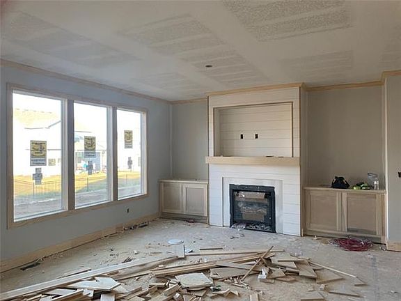 ACTUAL PHOTO 2.3.21 OF FIREPLACE IN GREATROOM