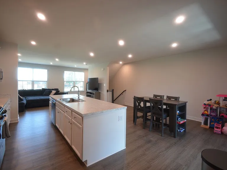 323 E Cochran St — Photo 5