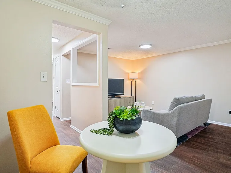 Lorinda Apartments — Photo 16