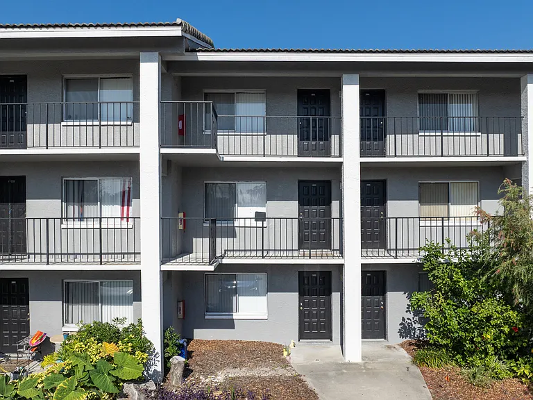Lakes at Largo Apartments — Photo 8