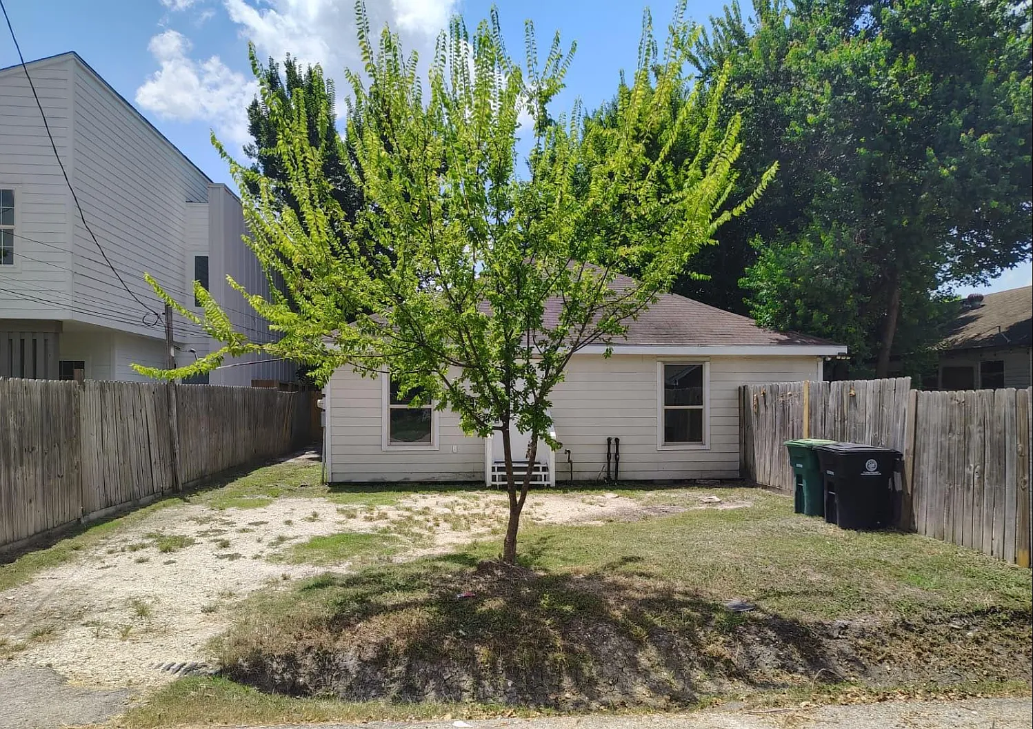 3 bed, 1280 sqft, $1,400 — Photo 1