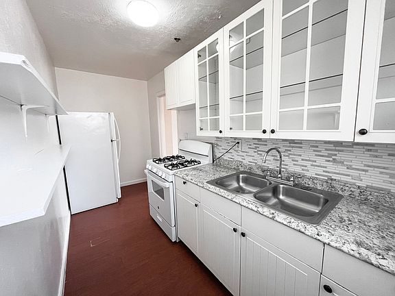 4th image of 2818 E St Unit B