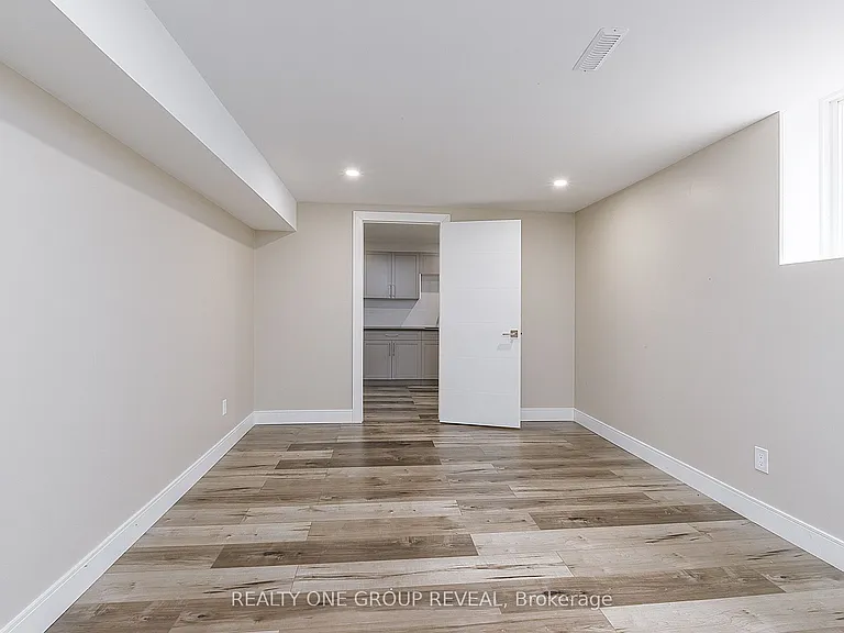 326 Prince Of Wales Dr — Photo 22