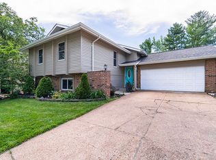 516 Treetop Trail Dr, Ballwin, MO 63021