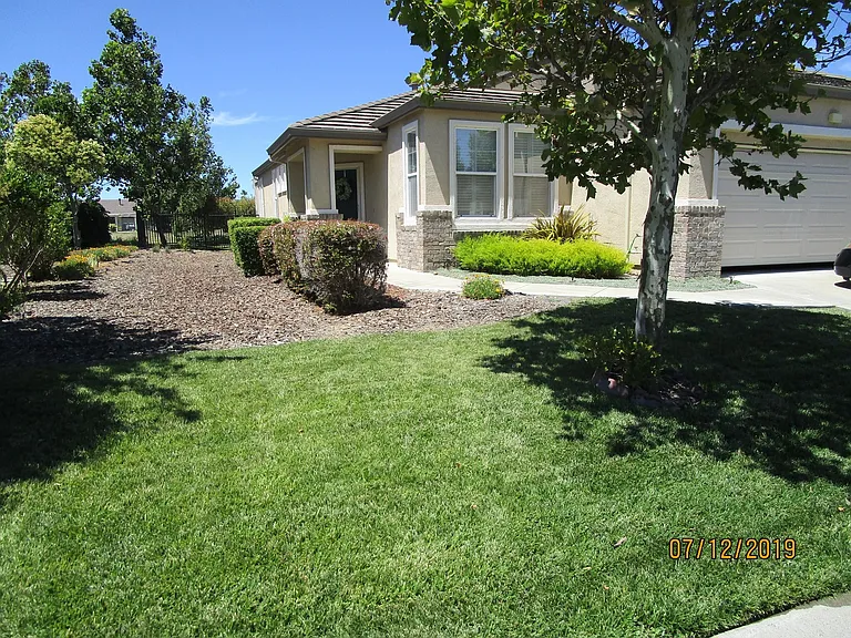451 Edgewood Dr — Photo 2