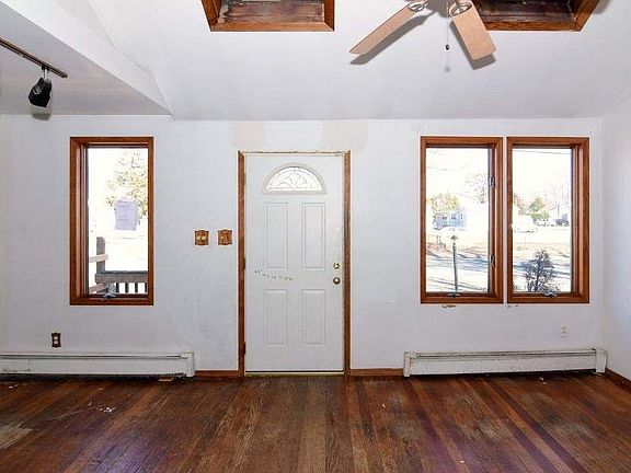 4th image of 208 Monroe Dr