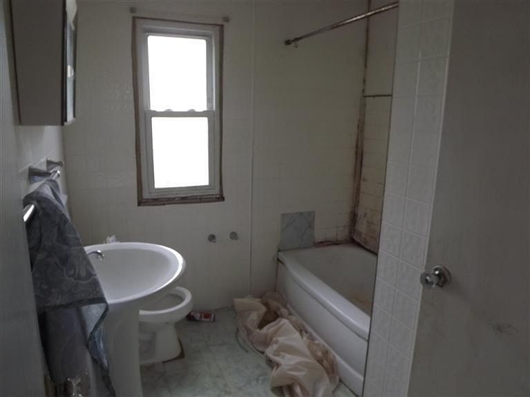 1st image of 210 E Circle Dr