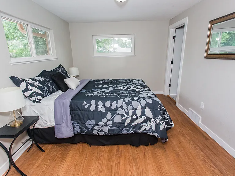 2620 S Holly St — Photo 30
