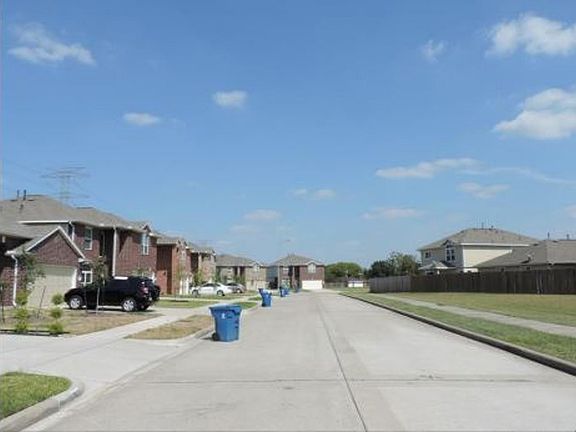 Exterior Neighborhood (street photo)