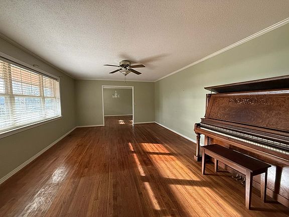 2nd image of 604 W Camellia Ave