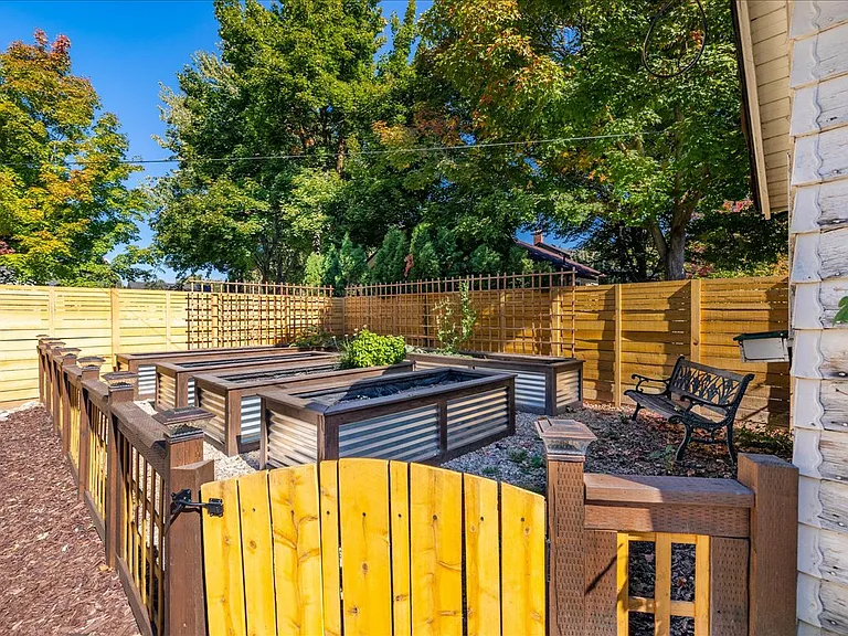 2323 W Regan Ave — Photo 30