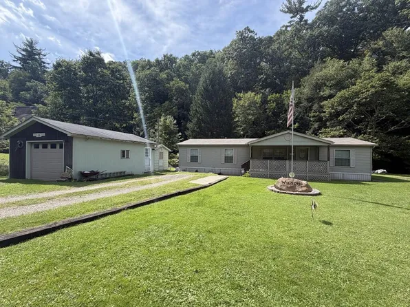1447 Riverside Dr, Oil City, PA 16301