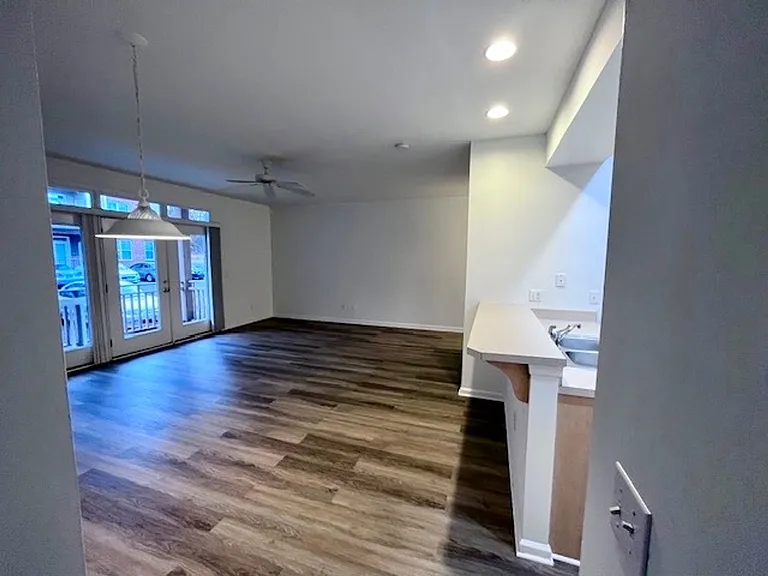 635-675 Woodbrook Dr — Photo 3