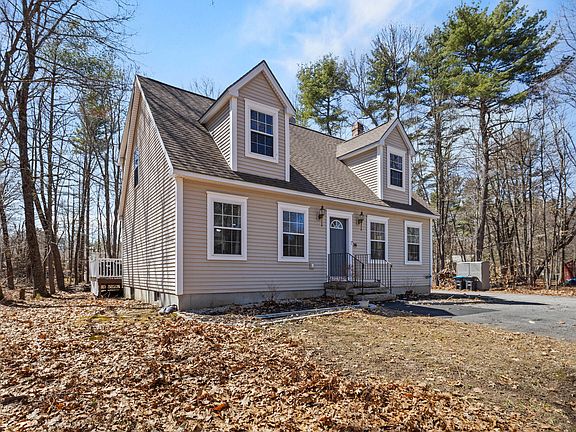 3rd image of 516 Falmouth Road
