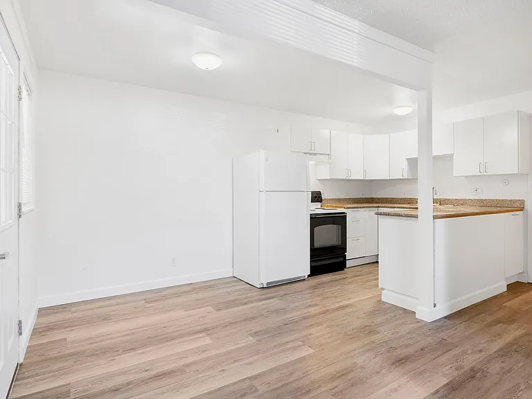 240 2nd St — Photo 3