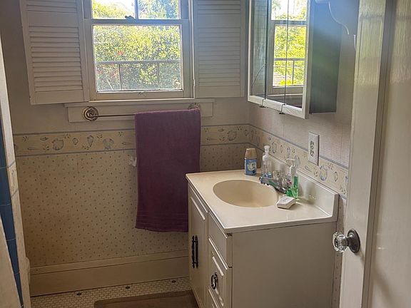 4th image of 208 W Knoles Way
