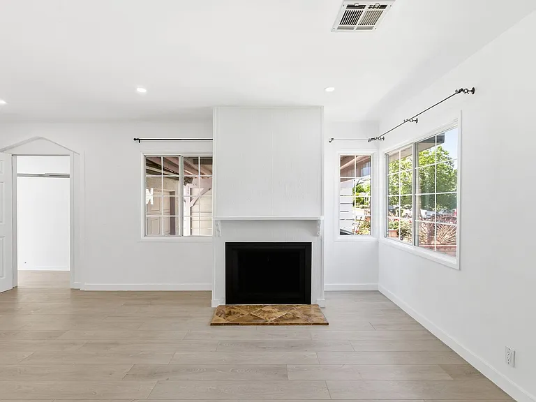 17418 Califa St — Photo 4