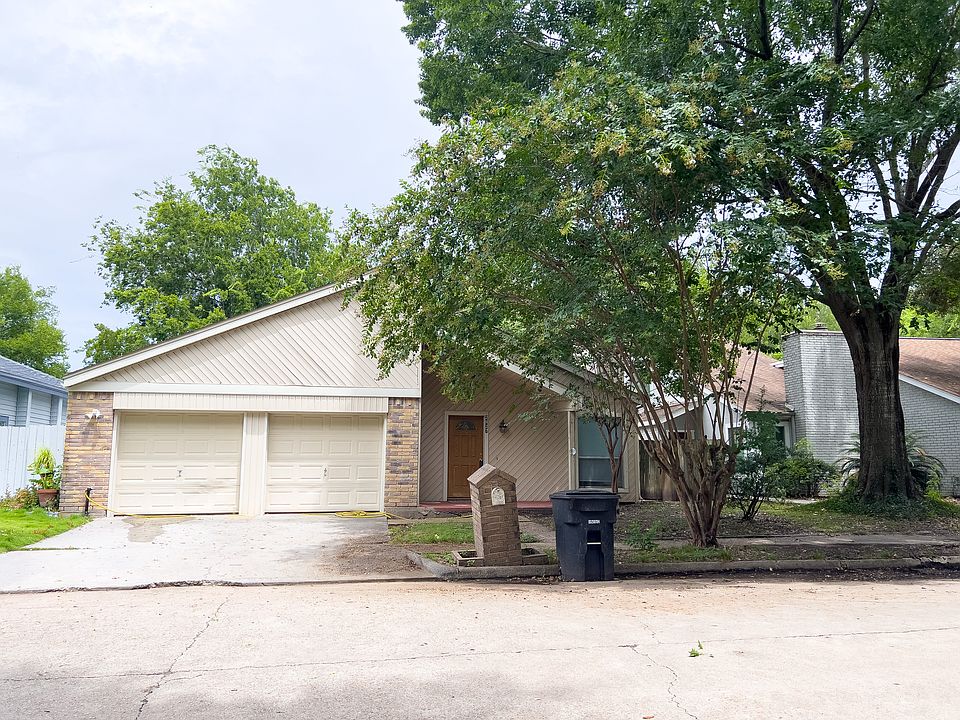 Big tree provide shade at the front of the property. Nice neighbor.