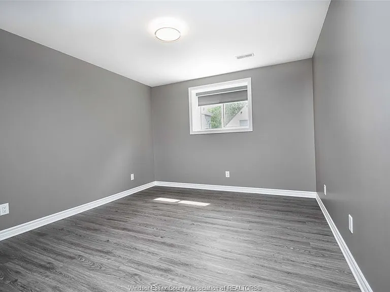 81 Brien Ave W #B — Photo 15