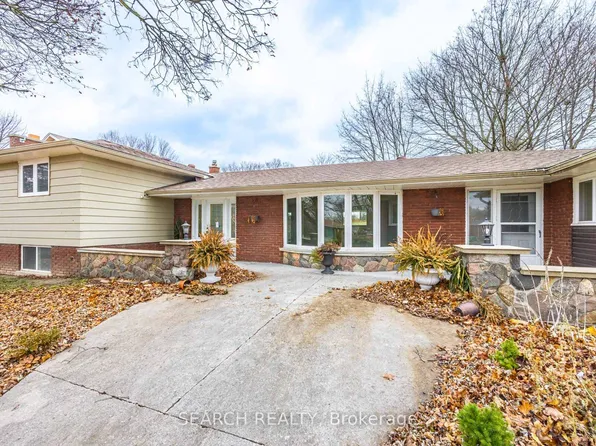 41 Hamilton Dr, Newmarket, ON L3Y 3E7