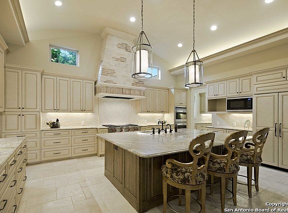 4th image of 140 Turnberry Way